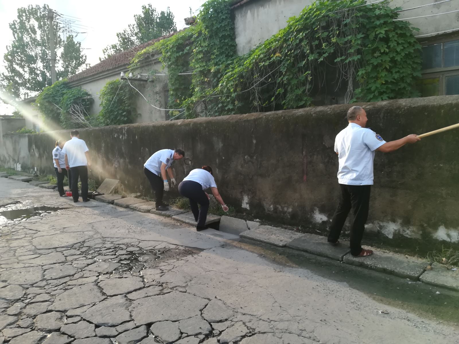 公交集團海通公交公司開(kāi)展場(chǎng)站衛生清掃助力創(chuàng  )文工作